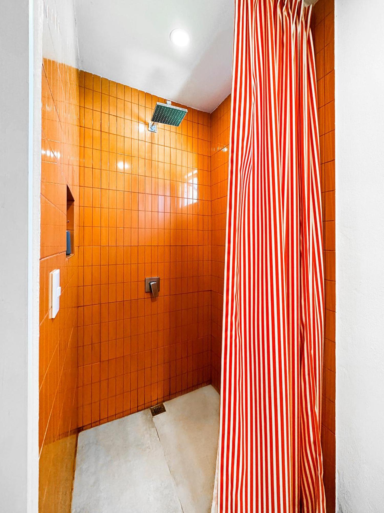 Nina's - Juan Santamaria Gasthof *